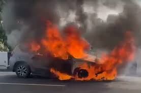 Rewari : NH–71 हाईवे पर चल रही इलेक्ट्रिक कार में आग लगने से हुई  राख