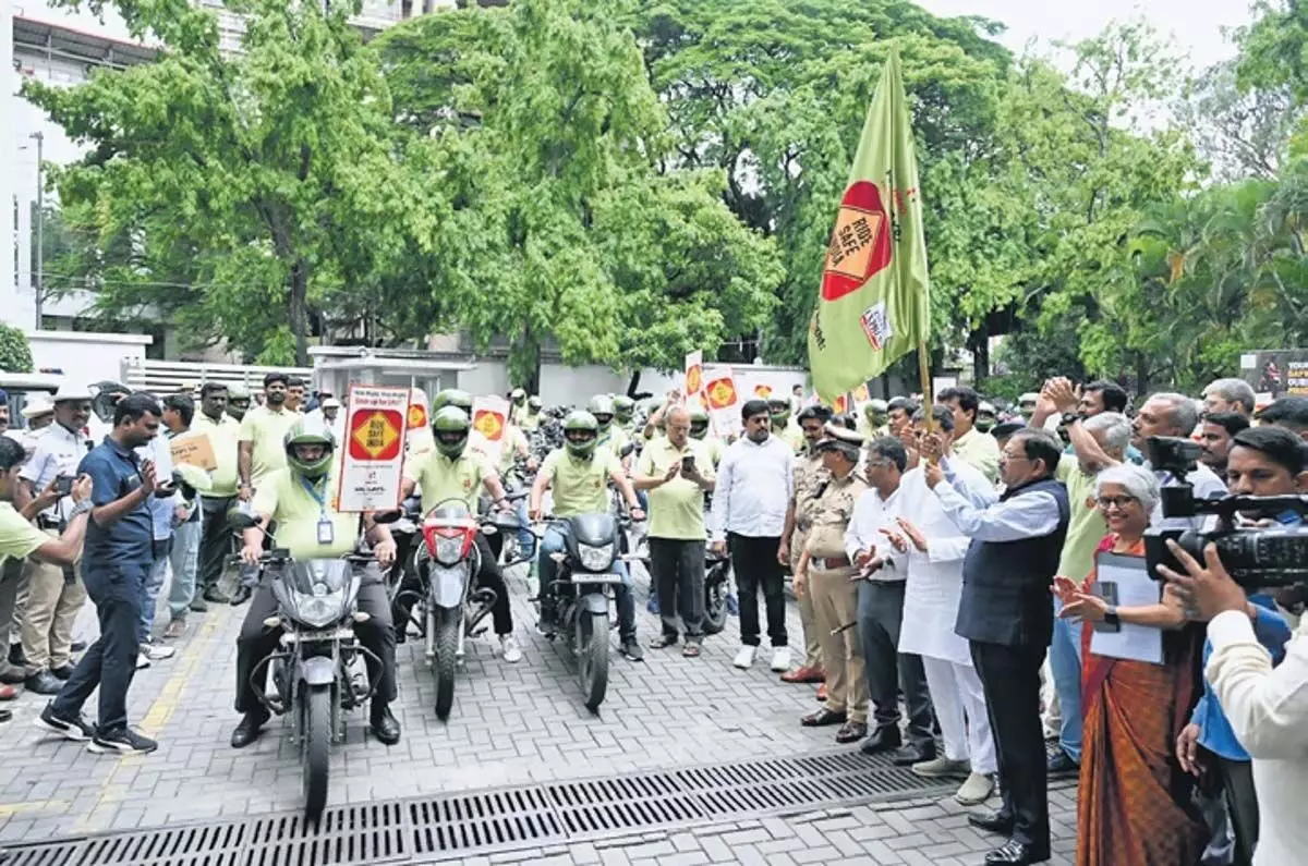 Karnataka : शीर्ष पुलिस अधिकारी ने कहा कि युवा दिमागों को यातायात नियमों का पालन करने के लिए प्रशिक्षित करें