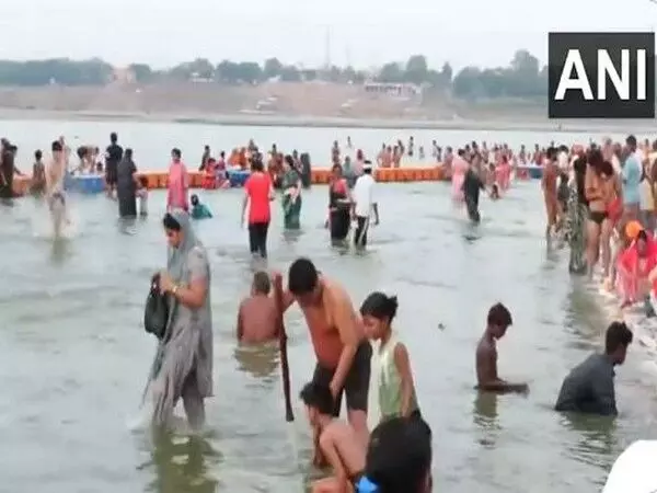 Jyeshtha Purnima: श्रद्धालुओं ने गंगा नदी में पवित्र डुबकी लगाई, पूजा-अर्चना की