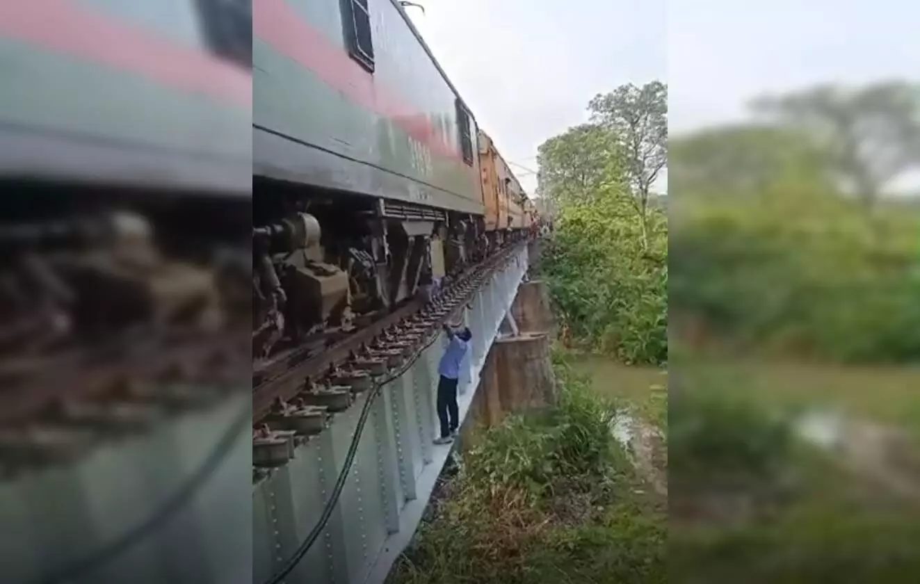 OMG! अचानक ट्रेन बीच पुल पर रुकी, लोको पायलट ने उठाया ऐसा कदम अफसर कर रहे तारीफ, VIDEO