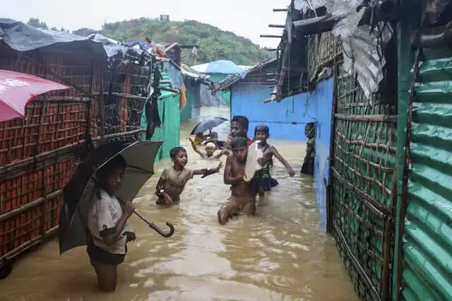 World : बांग्लादेश में  बाढ़ के कारण 20 लाख से अधिक लोग फंसे, 10 लोगों की मौत