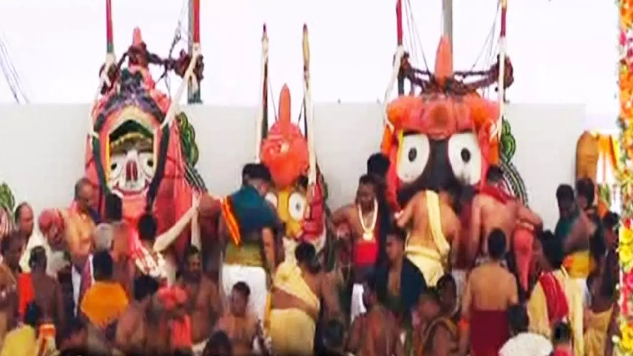 Odisha : पुरी के श्रीमंदिर में स्नान मंडप के ऊपर पहुंचे भगवान जगन्नाथ और उनके भाई-बहन