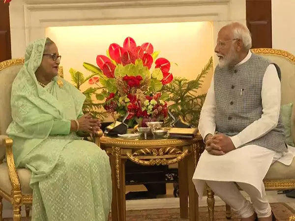 PM मोदी ने बांग्लादेशी समकक्ष शेख हसीना के साथ द्विपक्षीय वार्ता की