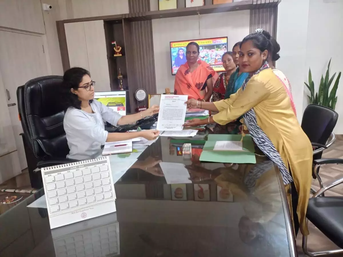ASSAM NEWS :  अखिल भारतीय महिला सांस्कृतिक संगठन ने लखीमपुर जिला आयुक्त को ज्ञापन सौंपा