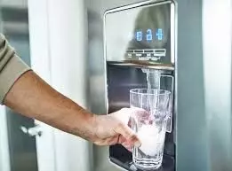 Fridge Water: ठंडा पानी पीने से हो सकते हैं शरीर को कई सारे  नुकसान जानिए