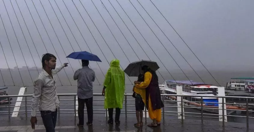 KERALA NEWS : केरल में बारिश तेज होने की संभावना रविवार को 3 जिलों में रेड अलर्ट