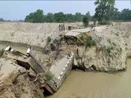 Bihar News: बिहार में गंडक नहर पर बना पुल गिरा