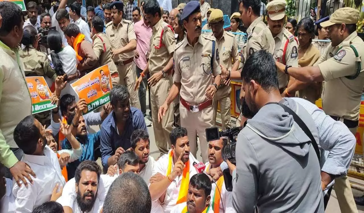 Hyderabad: BJYM कार्यालय पर विरोध प्रदर्शन करने पर भाजयुमो कार्यकर्ताओं को हिरासत में लिया गया