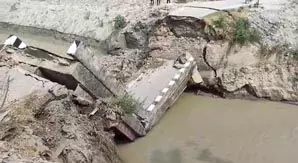 एक और पुल भरभराकर गिरा! नहर पर बना पुल गिरा, कई गांवों का आवागमन प्रभावित