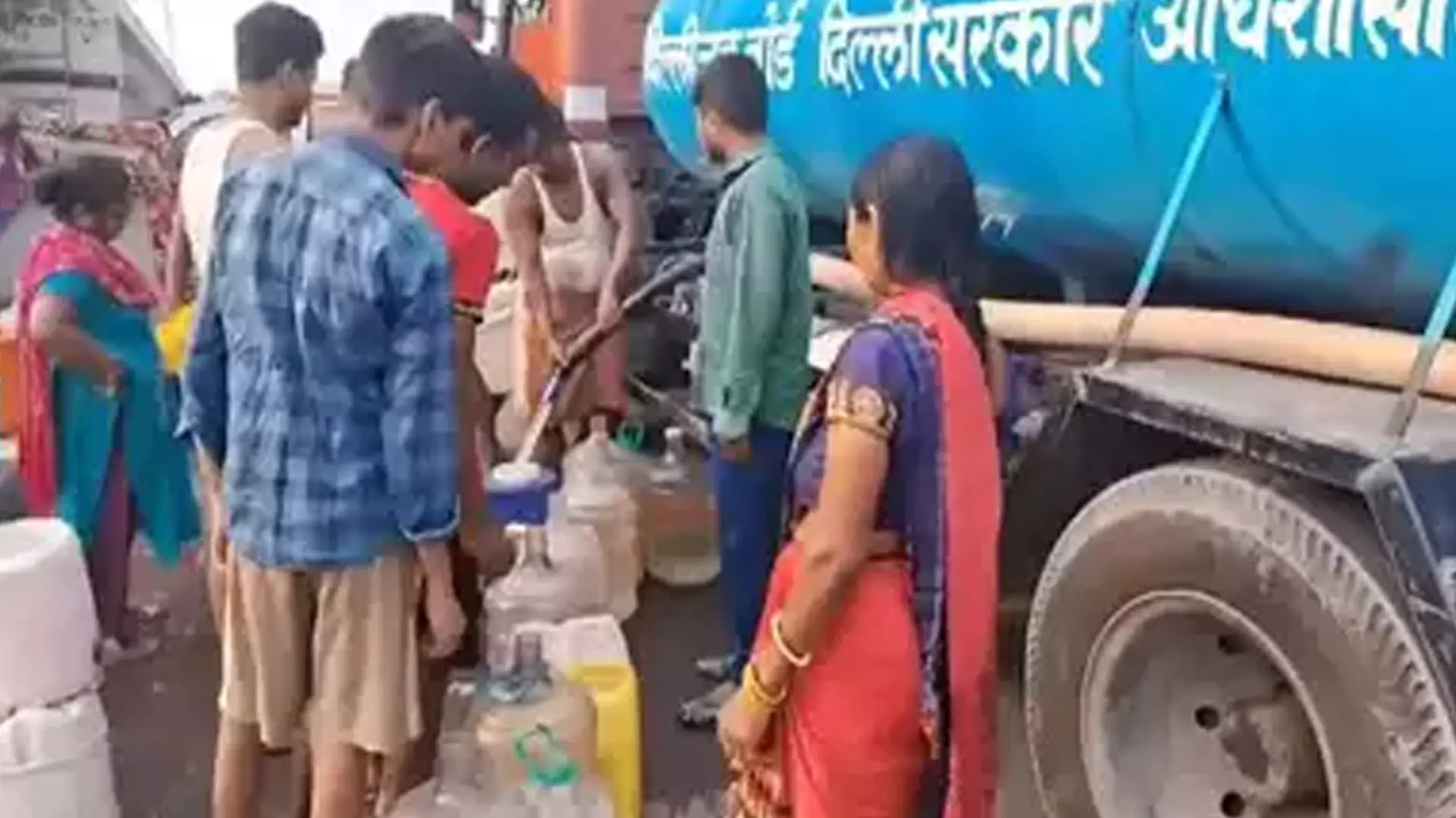 Delhi water crisis: राजधानी भर में टैंकरों के पास लंबी कतारें लगी रहीं