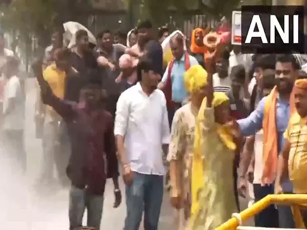 Delhi water crisis: भाजपा कार्यकर्ताओं ने जल बोर्ड कार्यालय के बाहर प्रदर्शन किया, पुलिस ने पानी की बौछारें कीं