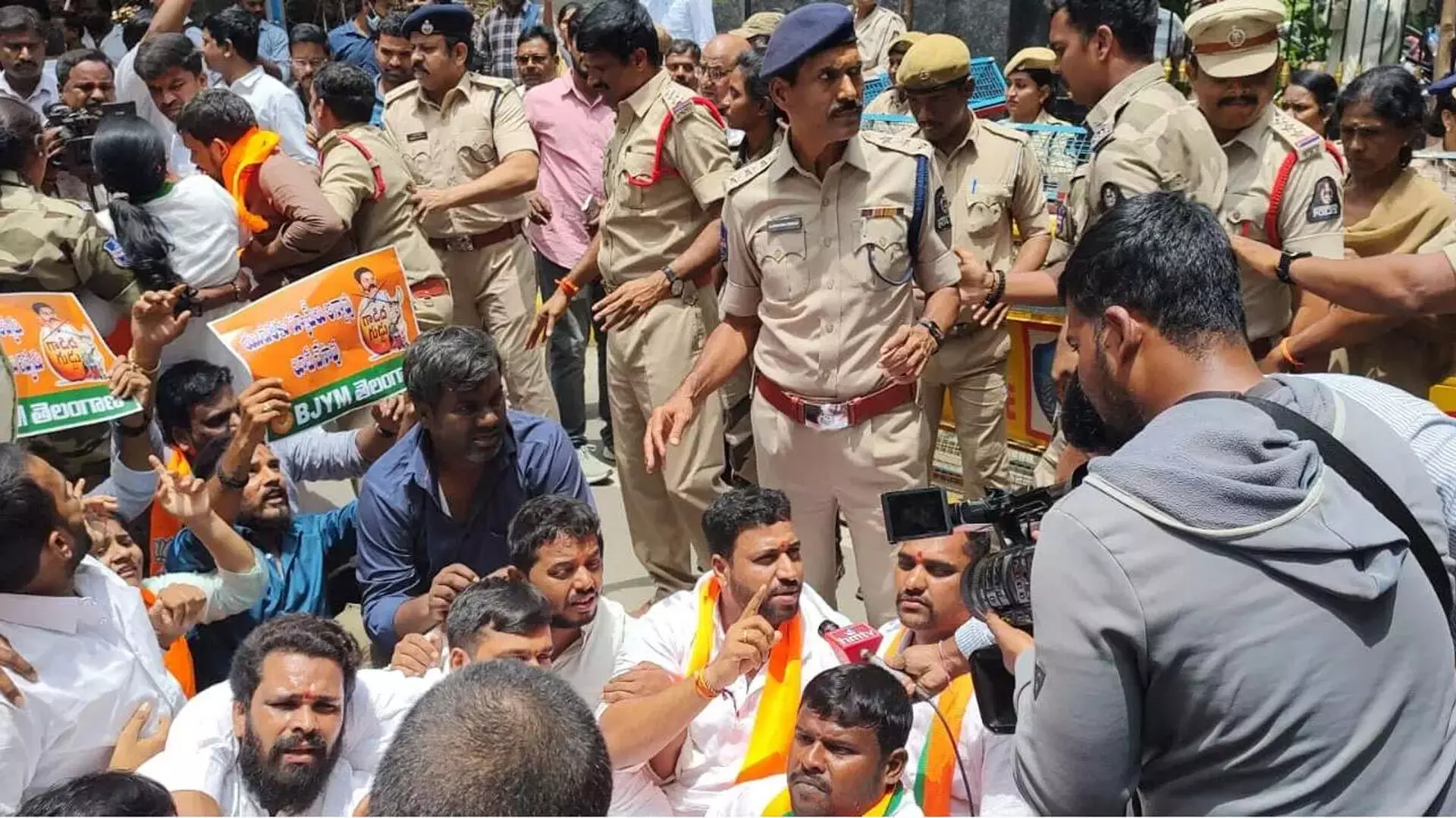 Telangana: नौकरी कैलेंडर जारी करने की मांग को लेकर भाजपा युवा शाखा का विरोध प्रदर्शन