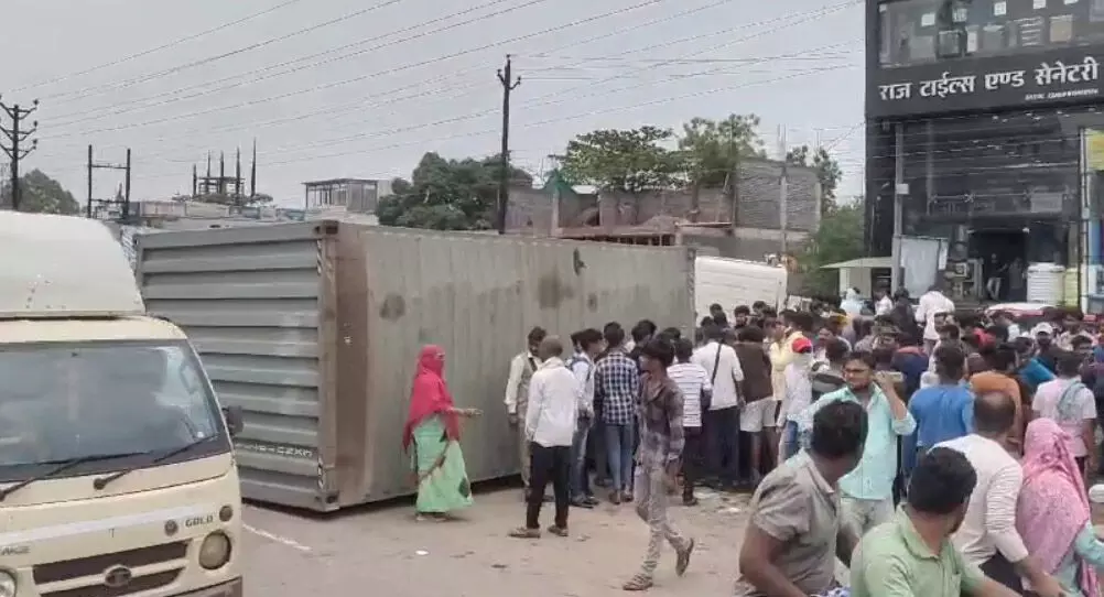 Raipur Accident Video: कंटेनर पलटने से युवक दबा, हालत नाजुक