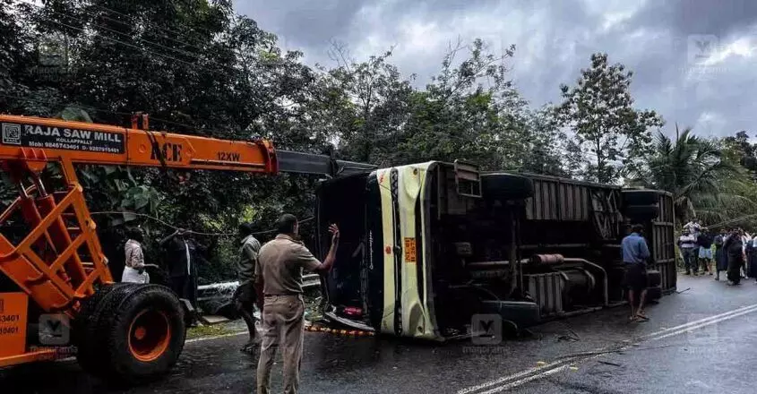 KERALA NEWS : पाला-थोडुपुझा मार्ग पर अंतरराज्यीय बस पलटी, 15 घायल