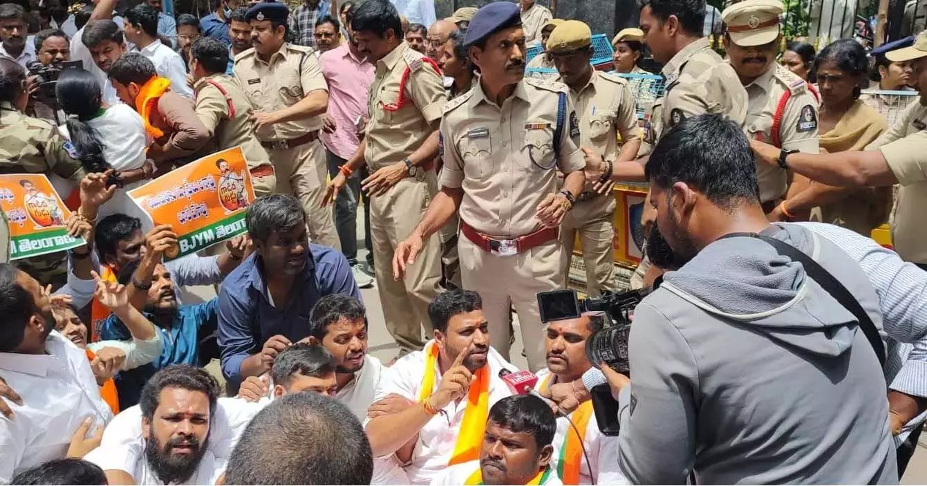 Telangana News: नौकरी कैलेंडर जारी करने की मांग को लेकर भाजपा युवा विंग ने किया विरोध प्रदर्शन