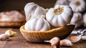 Health from Garlic: रात में लहसुन खाने से हेल्थ पर असर
