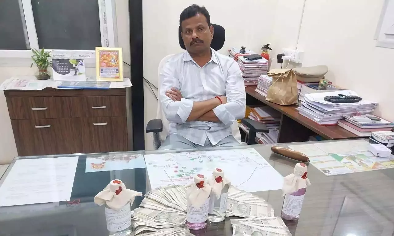 Telangana News: सुराराम इंस्पेक्टर को 1 लाख रुपये की रिश्वत लेते हुए गिरफ्तार किया