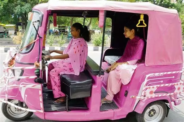 Amritsar: महिला पिंक ऑटो चालकों ने उत्पीड़न की शिकायत की, अलग स्टैंड की मांग