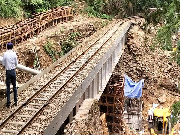 Shimla: कालका-शिमला रेल लाइन पर दरारें आने के बाद रेल परिचालन स्थगित