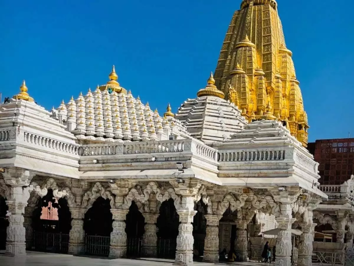 Agra: भारत की हर एक जगह पर कुछ मंदिर काफी ज्यादा फेमस हैं। बात करें ताज नगरी आगरा की