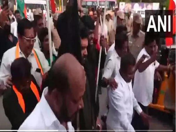 Tamil Nadu: कल्लाकुरिची जहरीली शराब त्रासदी के खिलाफ भाजपा कार्यकर्ताओं ने किया प्रदर्शन, हिरासत में लिए गए