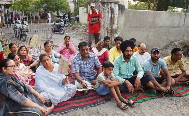 Punjab: चौनी मोहल्ला निवासियों ने चार ‘लंबे गर्म’ दिनों तक बिजली कटौती के विरोध में प्रदर्शन किया
