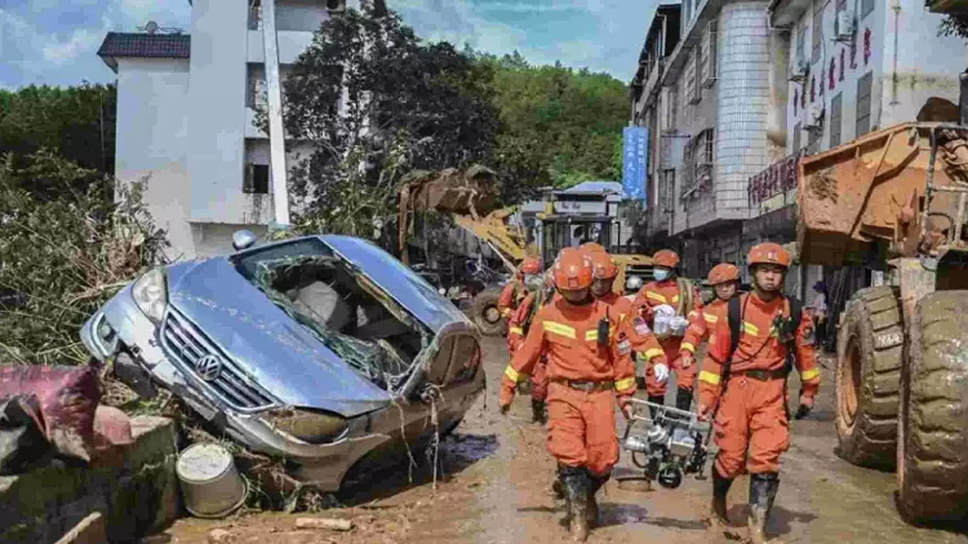 China: भूस्खलन में मृत 6 लोगों के परिवार को बचावकर्मियों ने ढूंढ निकाला