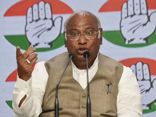 Mallikarjun Kharge ने NEET विवाद पर भाजपा पर निशाना साधा