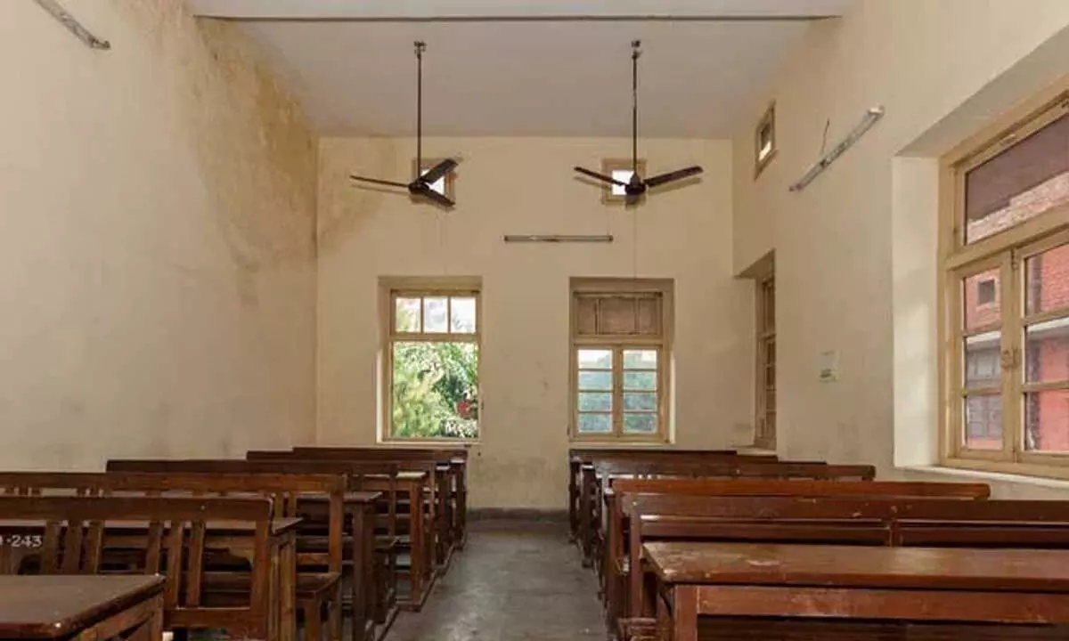 Bengal: छात्रों द्वारा कक्षा में देशी बंदूक लहराने से मची  अफरा-तफरी