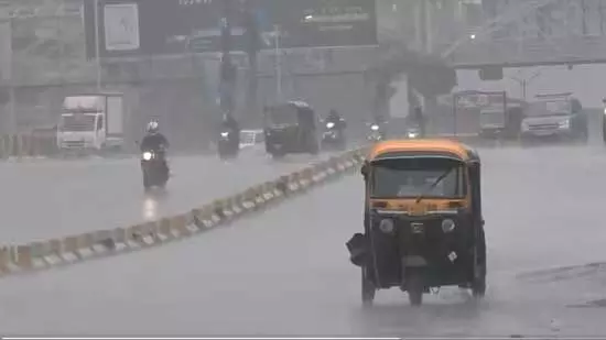 Mumbai: महाराष्ट्र में भारी बारिश की भविष्यवाणी के बीच मुंबई के कुछ हिस्सों में बारिश