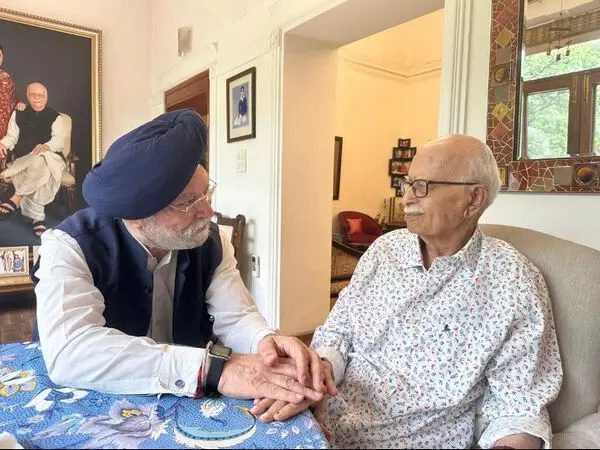 Advani निस्वार्थ भाव से जनसेवा के लिए समर्पित हैं: भाजपा नेता से मुलाकात के बाद हरदीप सिंह पुरी
