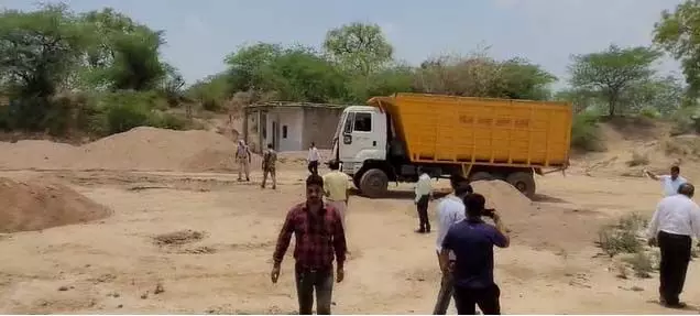 Datia: दतिया कलेक्टर की कार्रवाई, गोराघाट सिंध नदी से 150 डम्फर रेत जब्त
