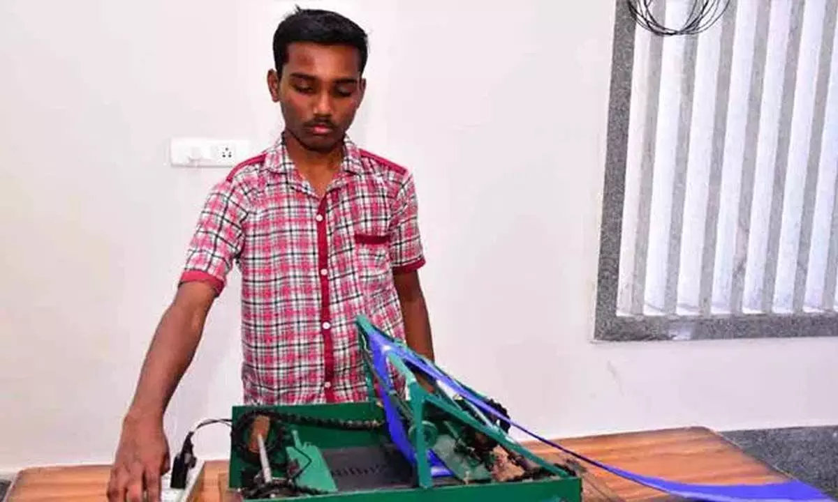Sircilla: लड़के ने पावरलूम कपड़ा तह मशीन का किया आविष्कार