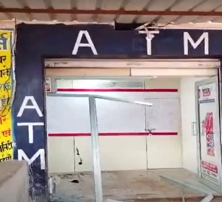 Raipur में चोरो ने उखाड़ दिया ATM मशीन, मामलें में जांच जारी