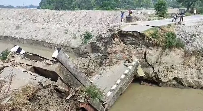 Bridge accident: एक और पुल धराशायी, दो गांव के बीच आवागमन बाधित