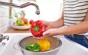 Soaking fruit and vegetable:  सिर्फ पानी से धोकर सब्जियों को साफ मत करो उसको धोने के लिए ये भी मिलाये