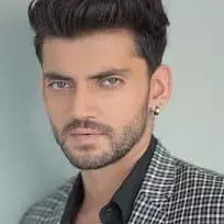 Zaheer Iqbal:शादी से पहले  दूल्हे राजा जहीर इकबाल  बहन के साथ डिनर के लिए बाहर निकले