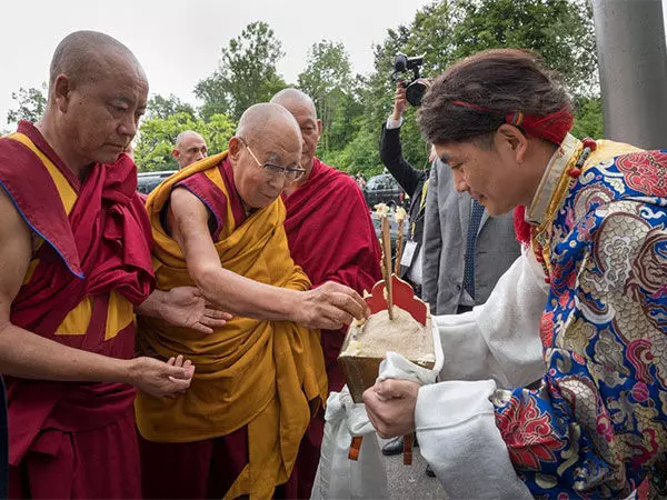 Switzerland के ज्यूरिख पहुंचे तिब्बती आध्यात्मिक नेता दलाई लामा