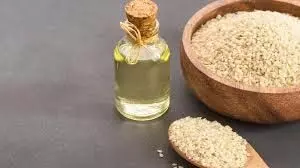 Sesame Oil: जानिए कैसे तिल का तेल स्किन के लिए फायदेमंद