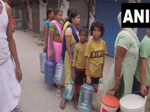 Delhi water crisis के बीच पानी के टैंकरों पर लंबी कतारें लगना जारी