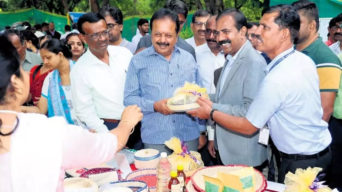 Karnataka News: कृषि विज्ञान विश्वविद्यालय के उत्पाद संथे ने 15,000 आगंतुकों को आकर्षित किया