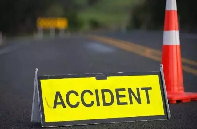 Car दुर्घटना में एक व्यक्ति की मौत, दो घायल