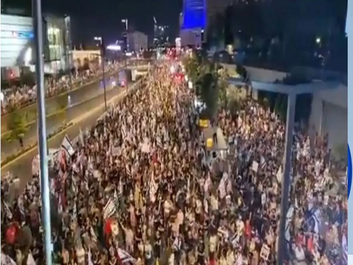 government in Israel ; इजराइल में हज़ारों लोगों ने सरकार विरोधी किए प्रदर्शन
