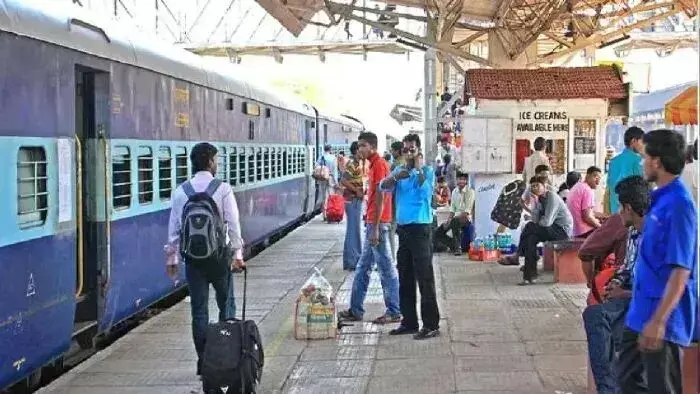 Bhopal: रेलवे स्टेशनों और यात्री गाड़ियों में सक्रिय 11 हजार से ज्यादा अवैध वेंडरों पर कार्रवाई