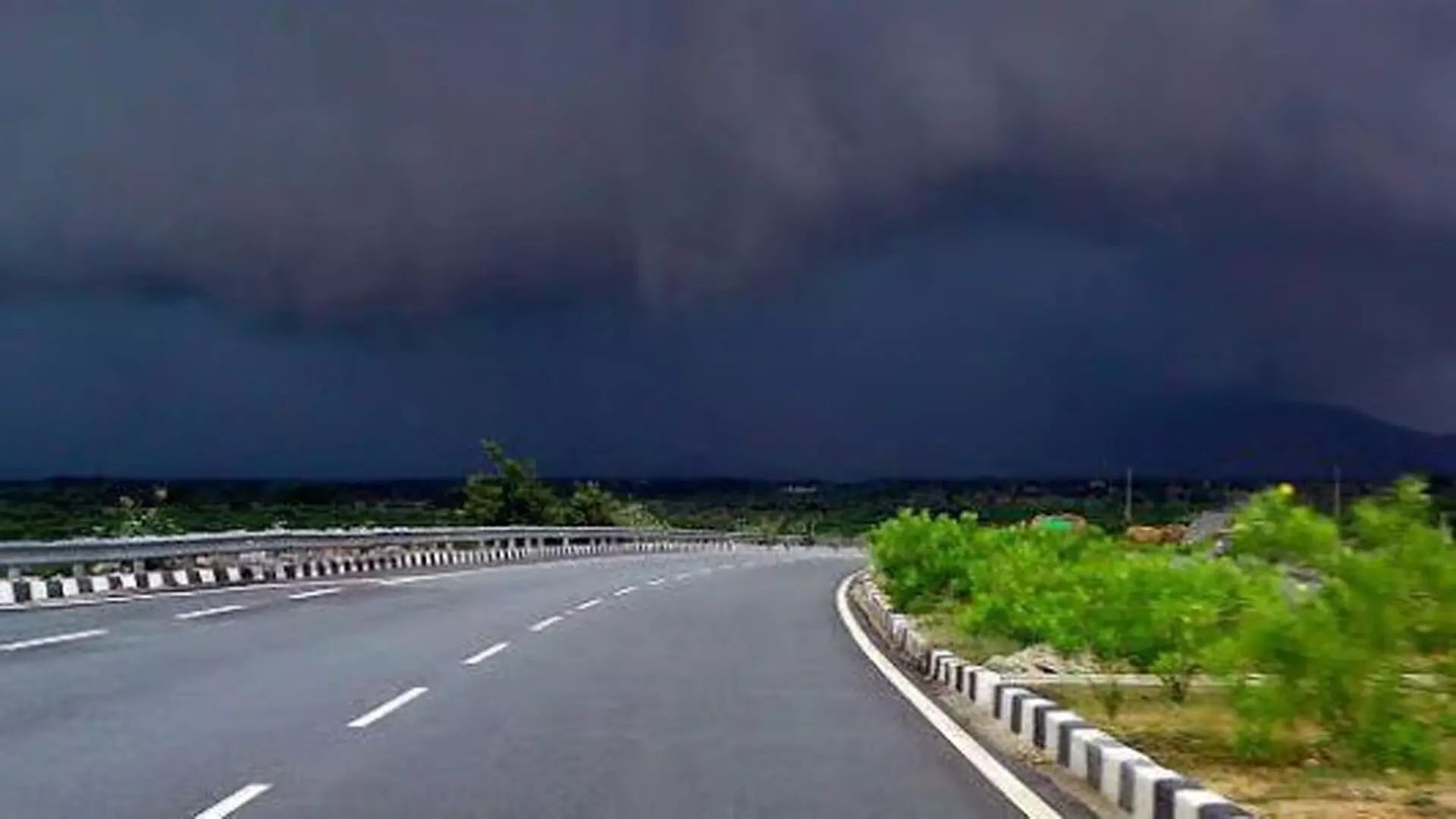 Bengaluru Weather: शहर में आज हल्की से मध्यम बारिश होने की संभावना