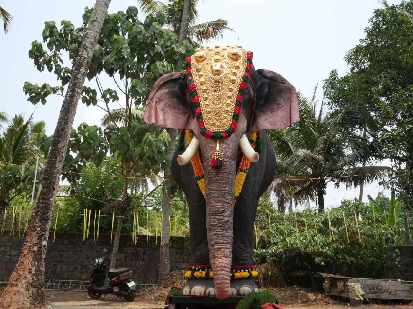 PETA India ने पूर्णमिकावु मंदिर को एक यांत्रिक हाथी किया भेंट