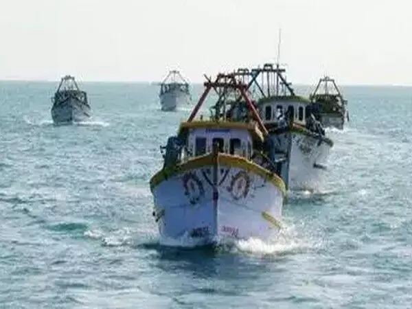 Sri Lankan Navy ने नेदुनथीवु के निकट तमिलनाडु के 22 मछुआरों को गिरफ्तार किया