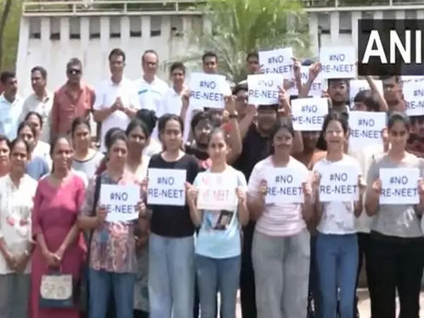 Gujarat: राजकोट में छात्रों ने NEET-UG की दोबारा परीक्षा के खिलाफ प्रदर्शन किया