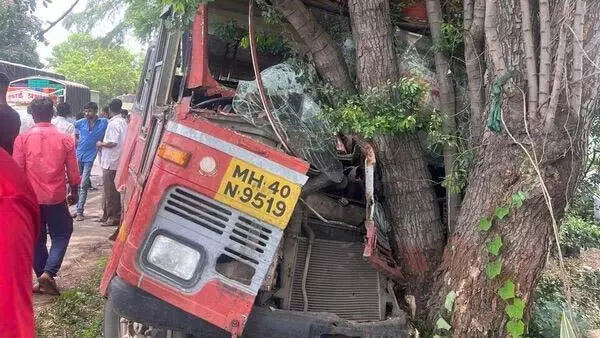 Mumbai : पुणे में मुंबई जा रही MSRTC की बस पेड़ से टकराई, 25 यात्री घायल