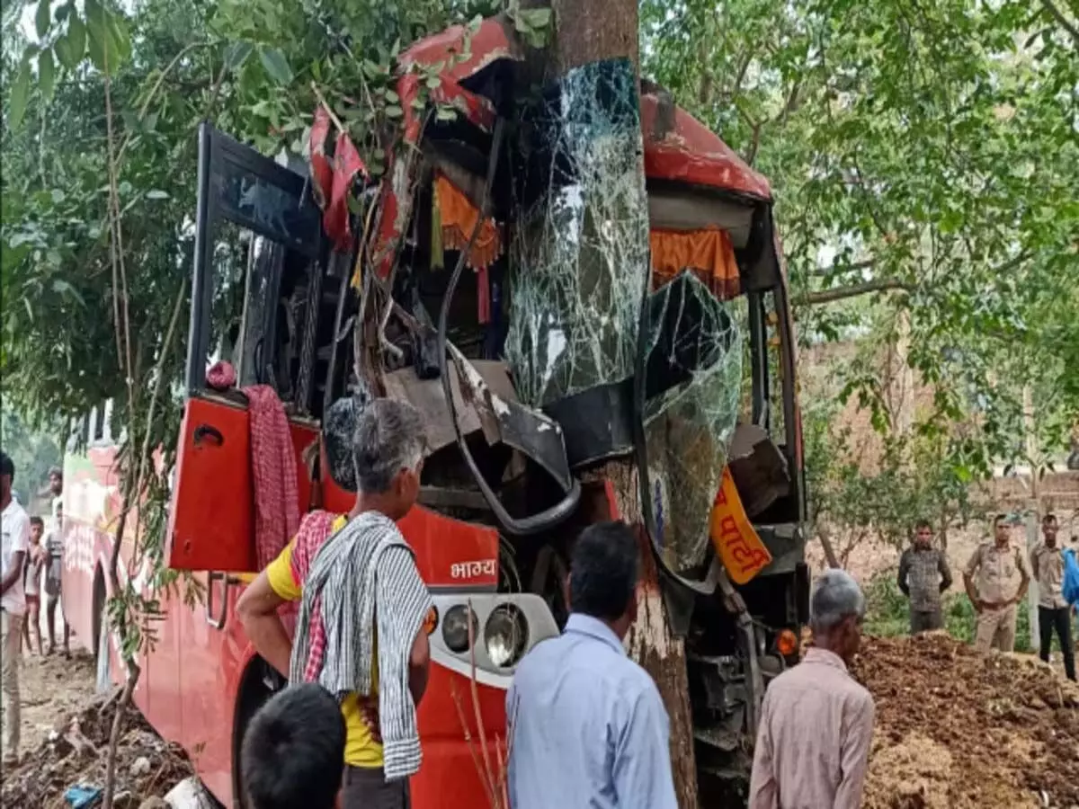 ST बस की पेड़ से टक्कर, 22 यात्री जख्मी